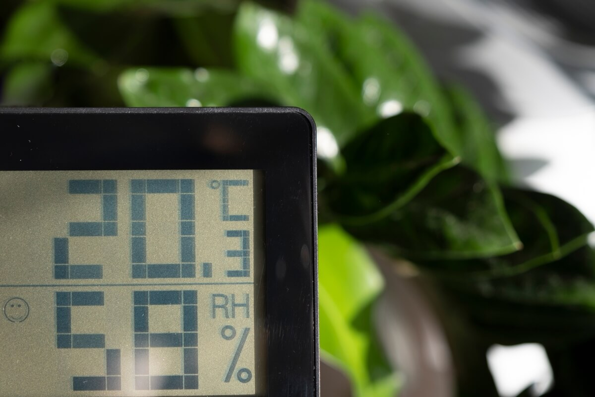 A digital display shows a temperature of 20.3°C and a humidity level of 58% RH, hinting at tips on how to control humidity in a grow tent. 